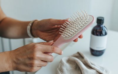 Haarbürste richtig reinigen & pflegen – So bleibt sie hygienisch & frei von Rückständen